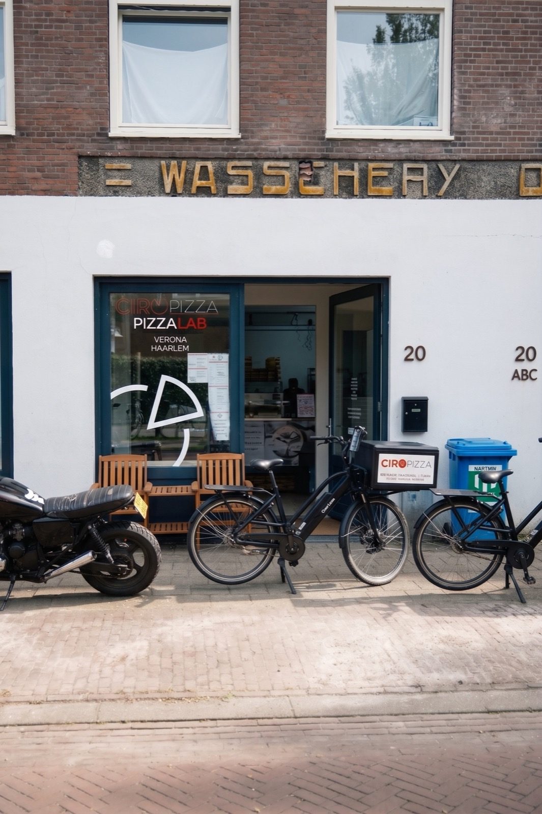 Die Fassade von Ciro Pizza an der Amsterdamsevaart in Haarlem